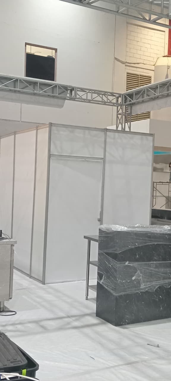 Sewa Ruang Partisi Putih Dan Tenda Roder Bekasi ( 0895-3131-9395 )  